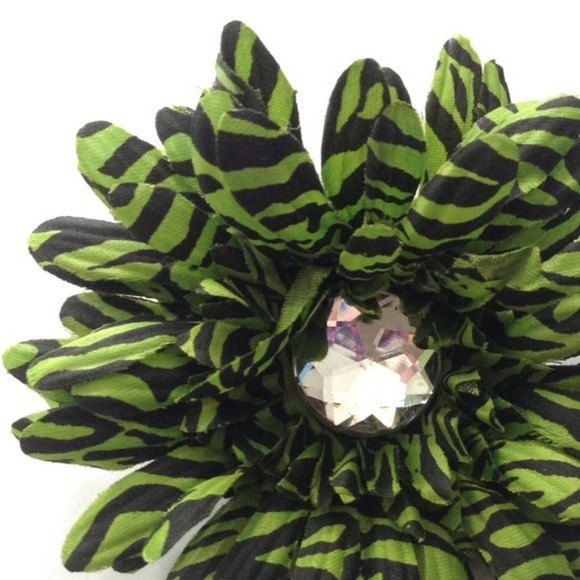 GIRLS Set of 2 Green Zebra Gerbera Hair Clips - Picture 4 of 4